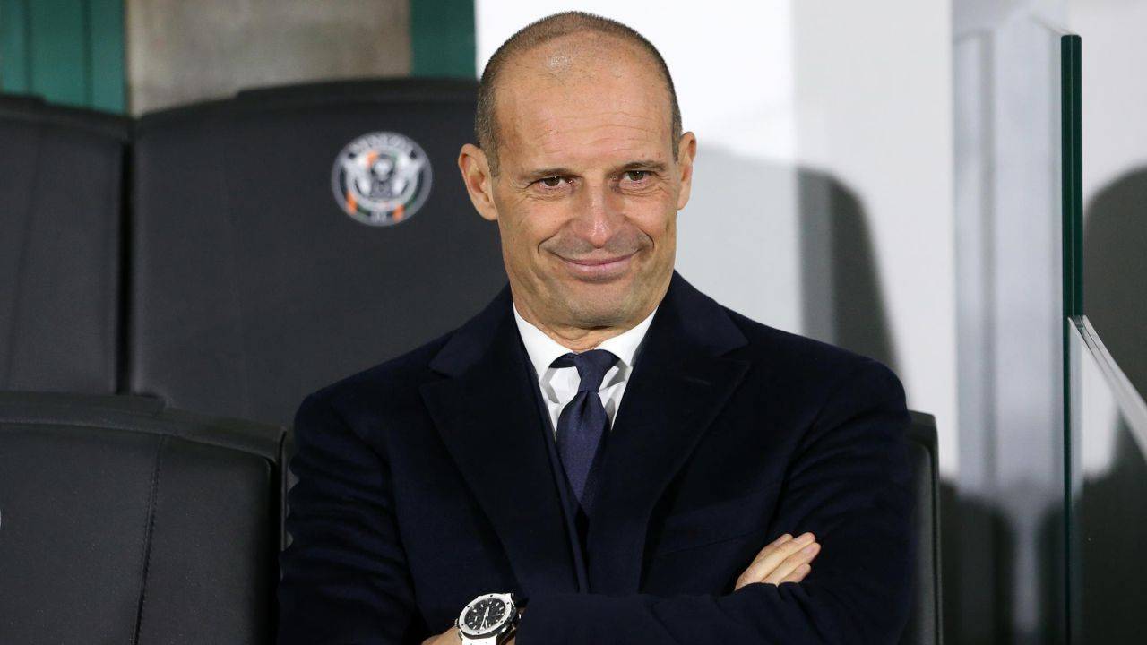 Massimiliano Allegri sorride in panchina