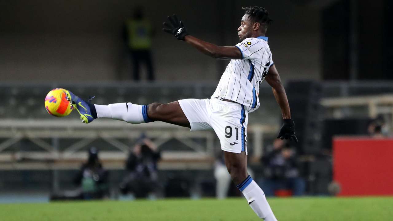 Zapata calcia il pallone al volo Atalanta