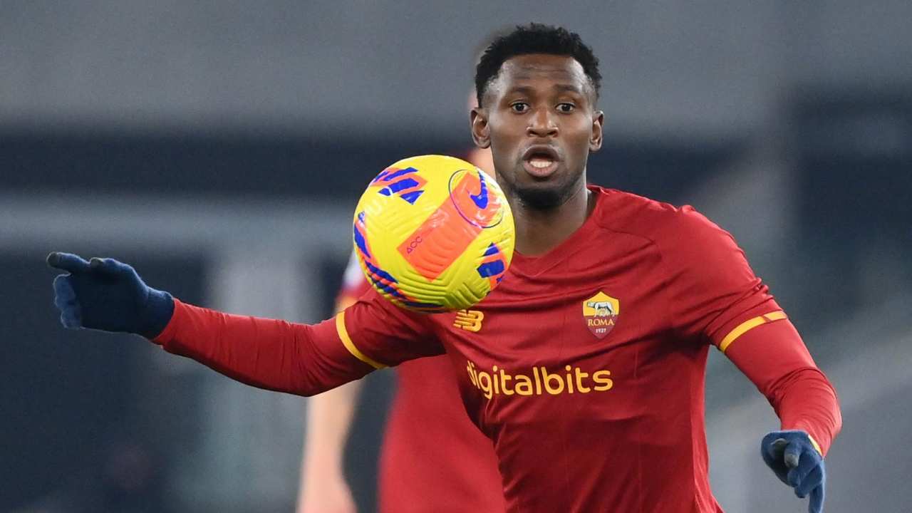 Diawara guarda il pallone mentre corre Roma 