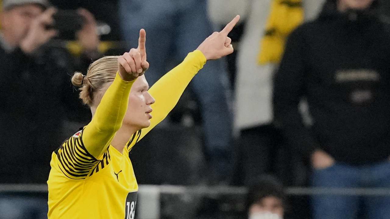 Haaland esulta con le braccia verso l'alto Borussia 