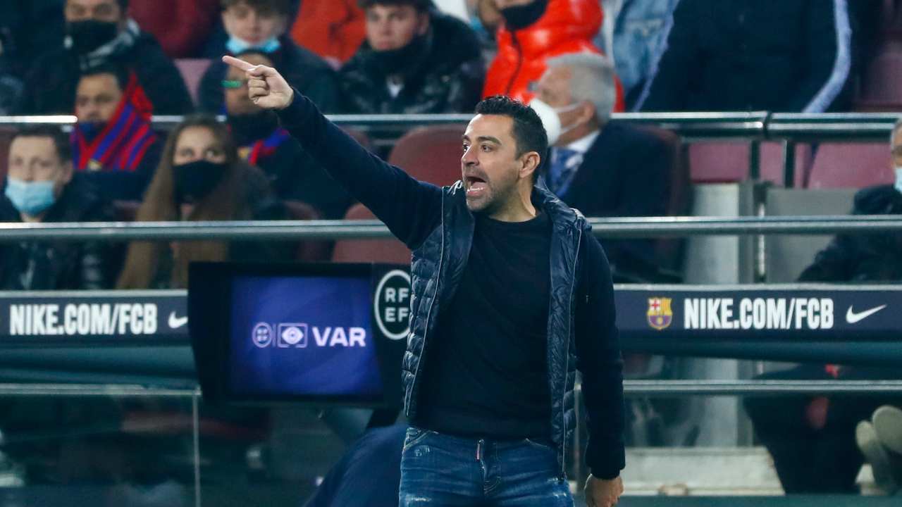 Xavi indica verso il campo e urla Barcellona