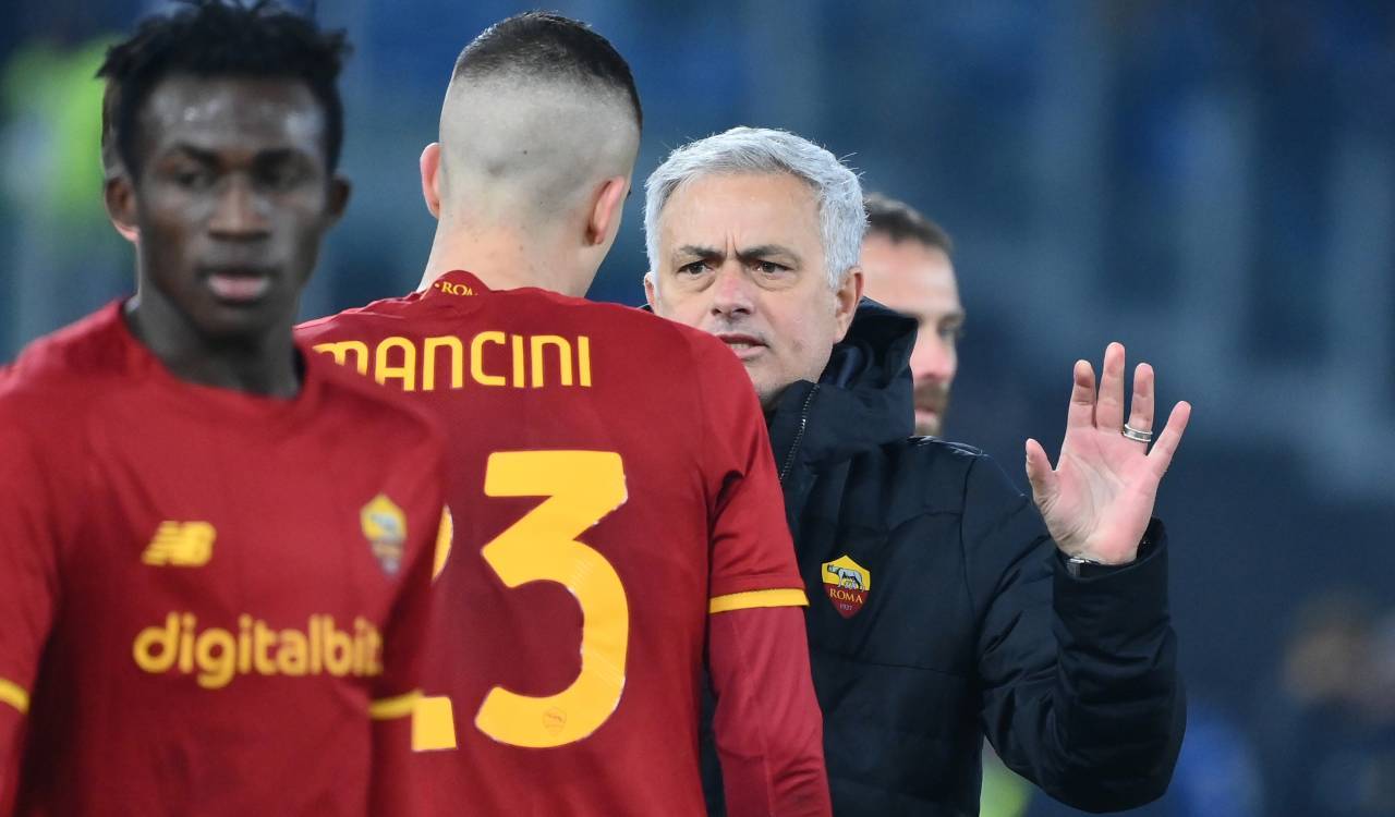 José Mourinho con i suoi giocatori alla Roma