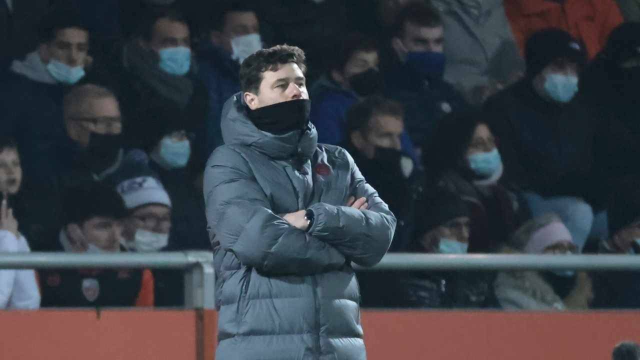 Pochettino guarda verso il campo con le braccia incrociate PSG