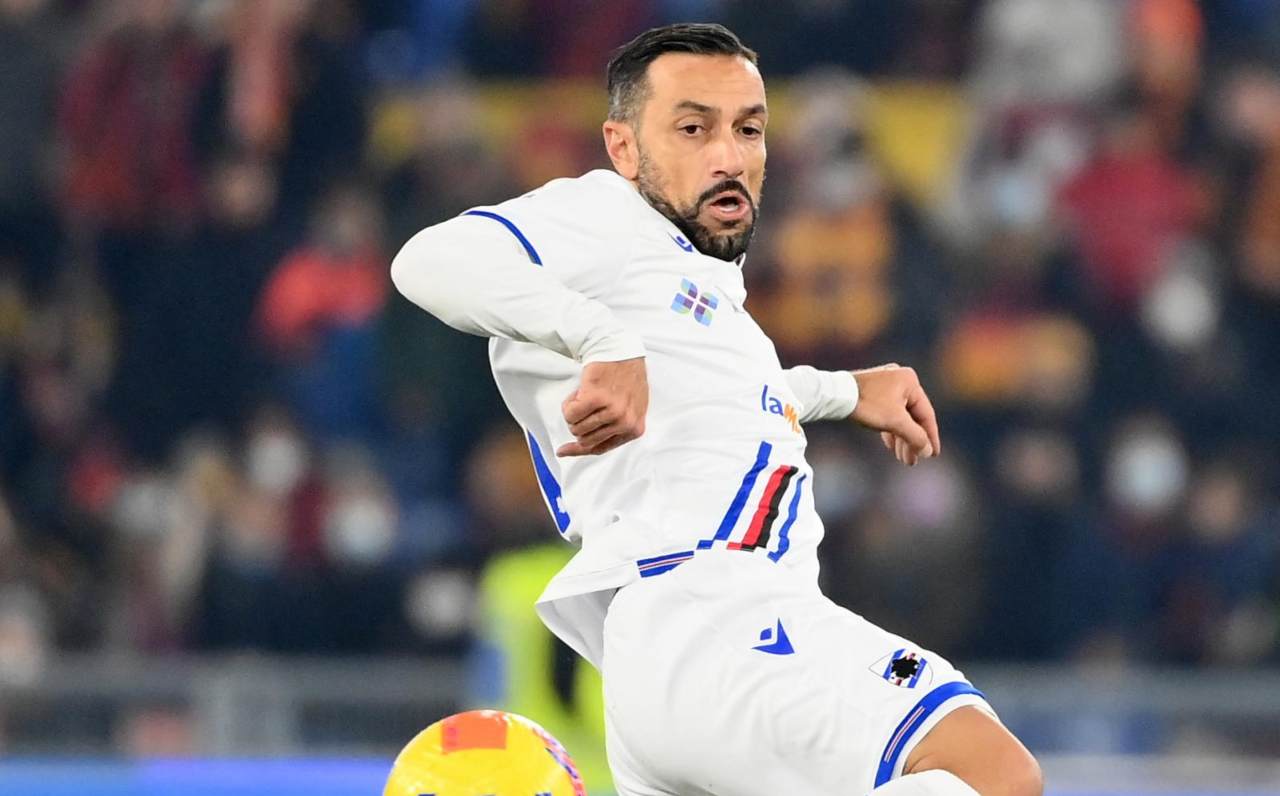 Quagliarella cerca di stoppare il pallone 