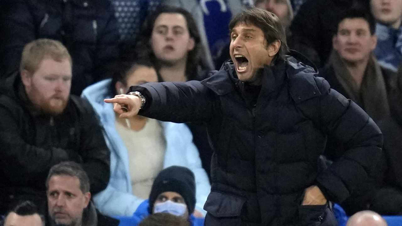 Conte urla e punta il dito in avanti Tottenham 