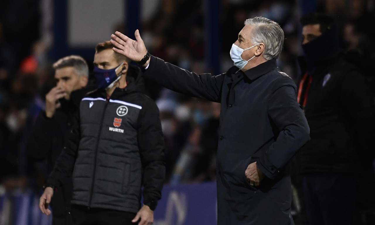 Ancelotti con la mascherina 