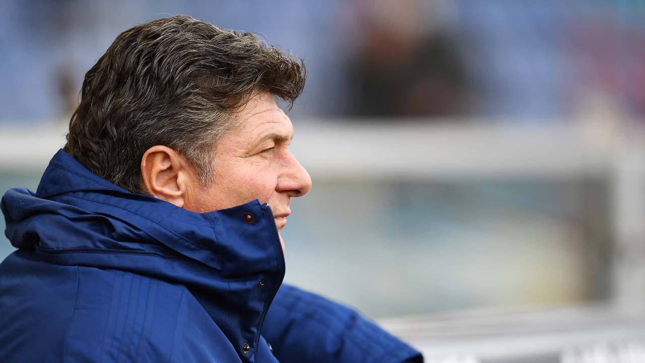 Mazzarri guarda davanti pensieroso 