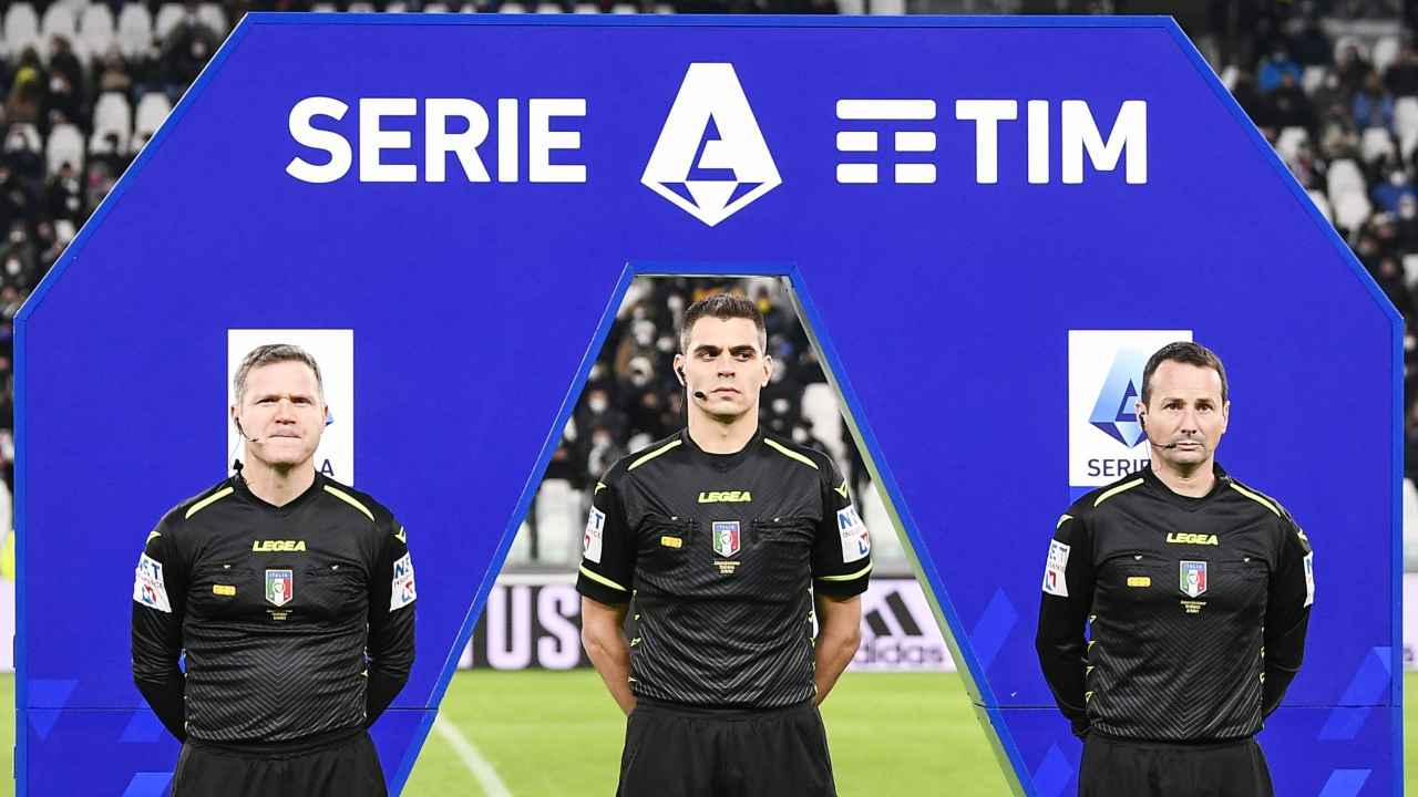 Terna arbitrale Juventus-Napoli davanti al logo Serie A