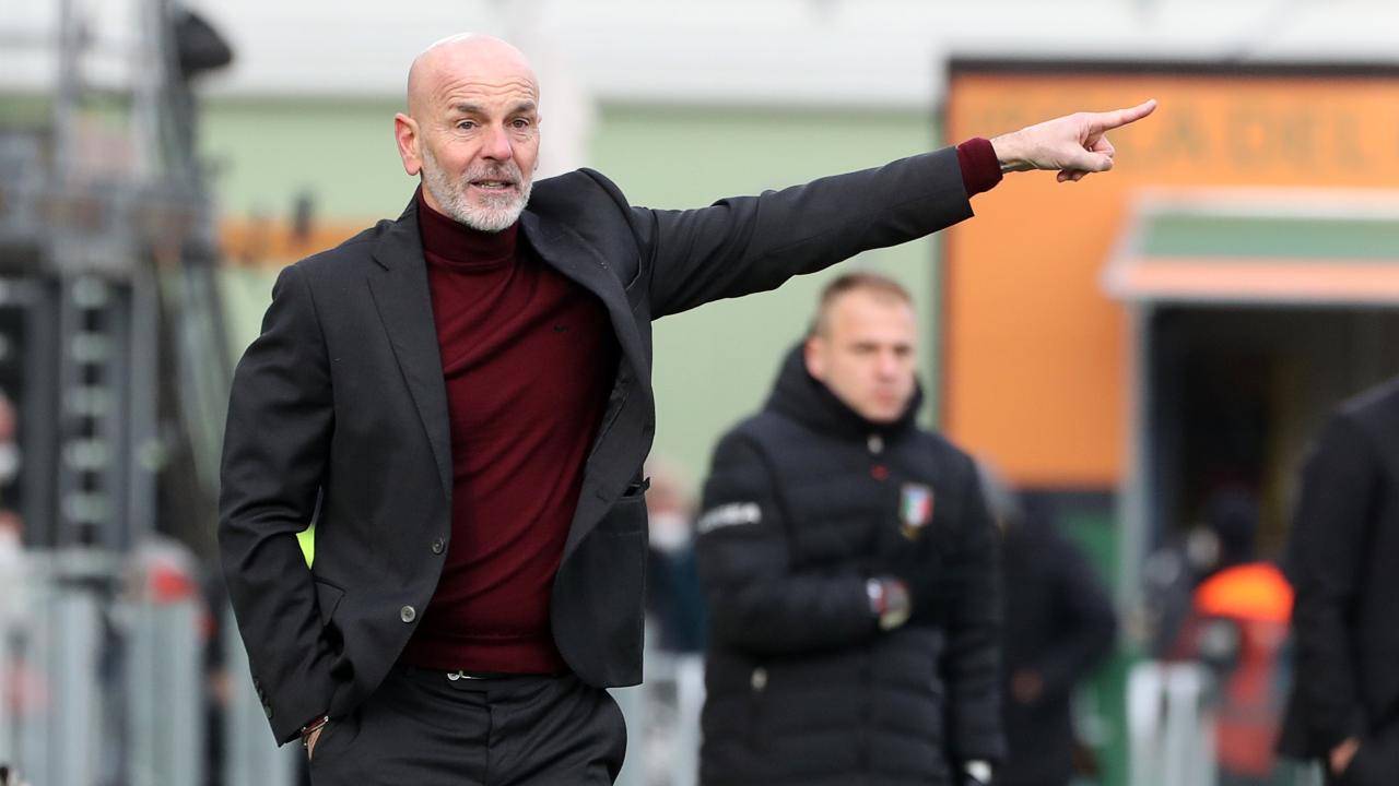 Pioli indica di lato con il braccio Milan