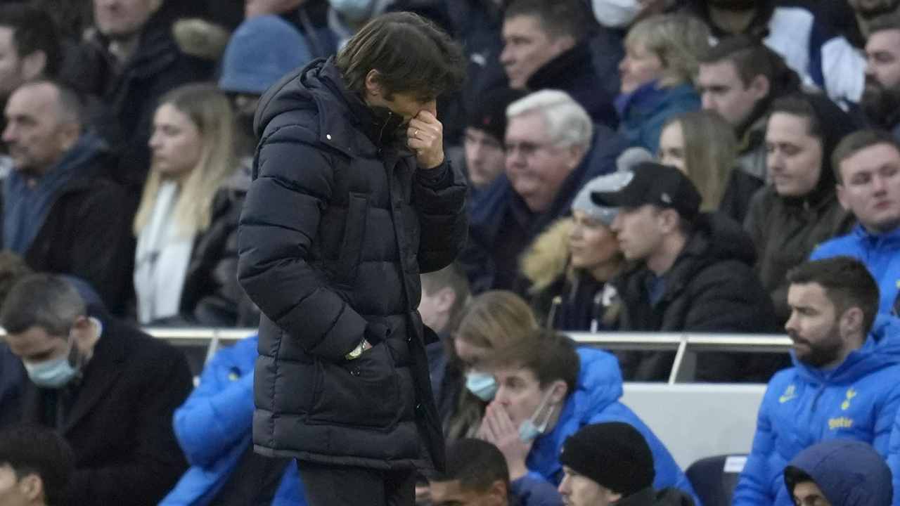 Conte preoccupato cammina con la testa bassa vicino alla panchina Totthenam