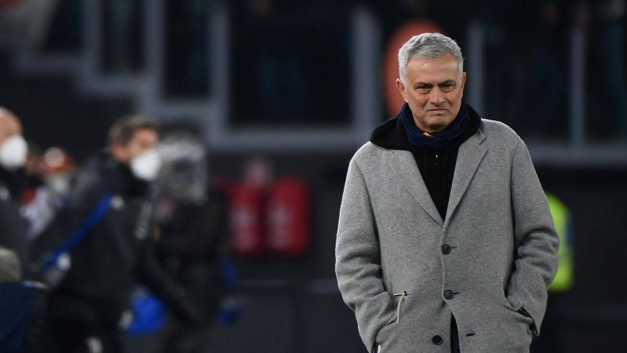 Mourinho guarda preoccupato Roma