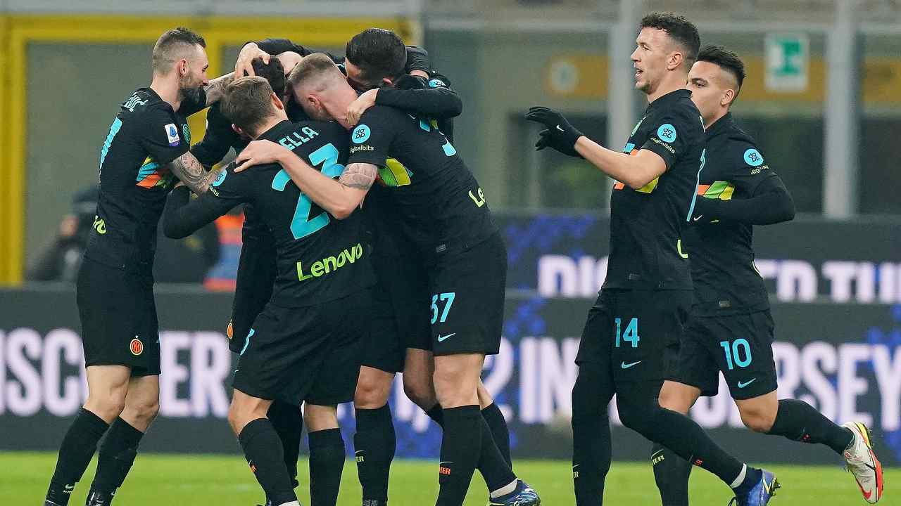 Giocatori Inter si abbracciano dopo il gol