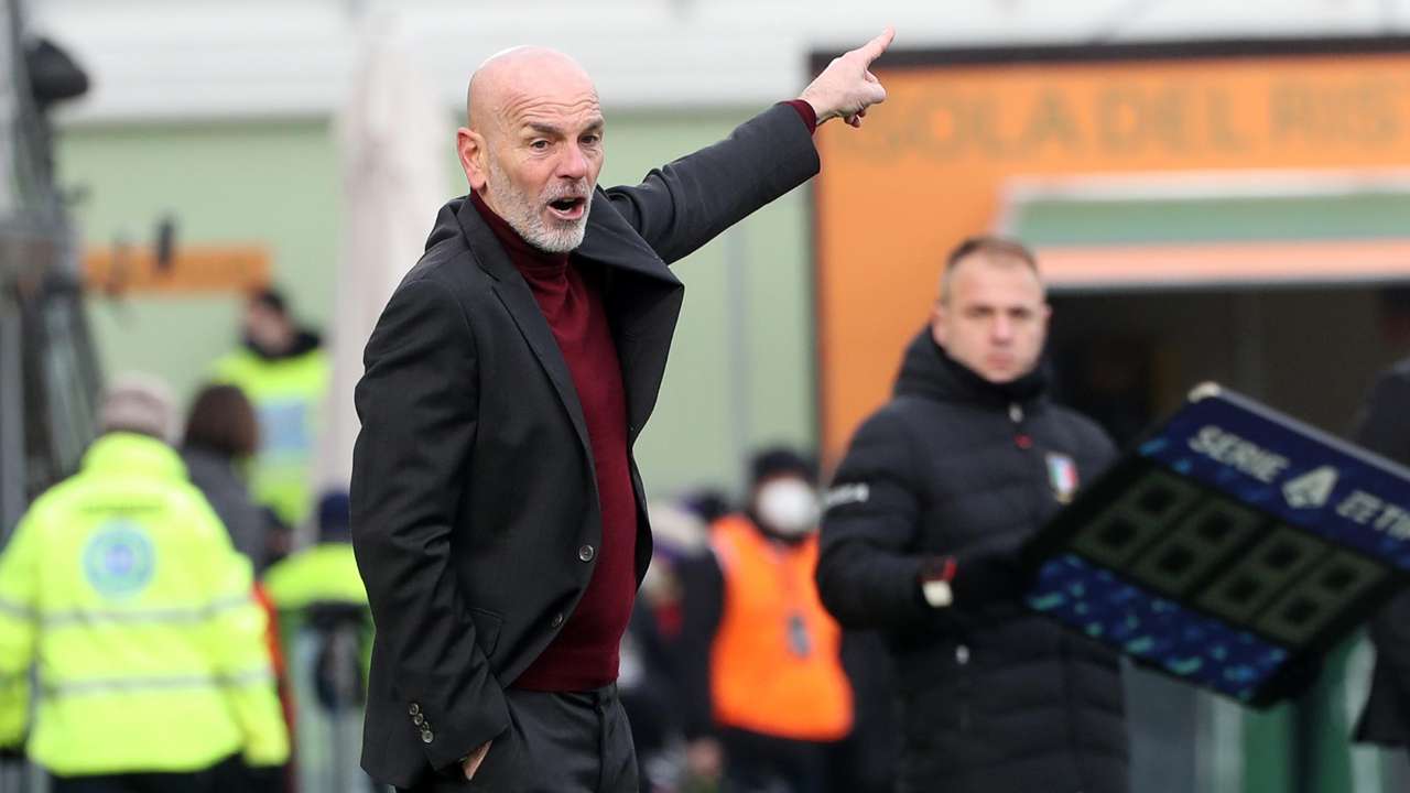 Pioli indica di lato con la mano Milan