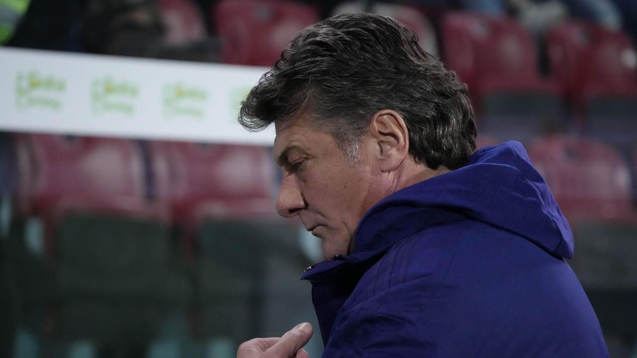 Mazzarri preoccupato guarda verso il basso Cagliari