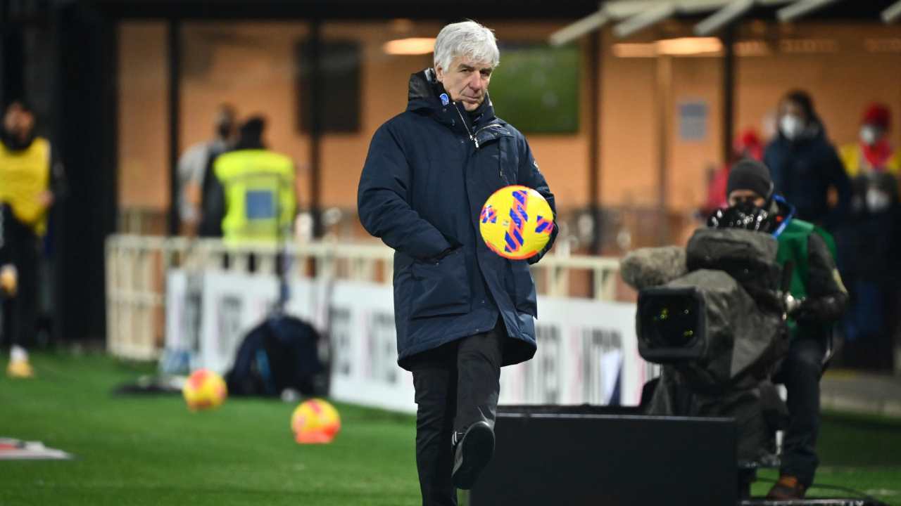 Gasperini stoppa il pallone con le mani in tasca Atalanta