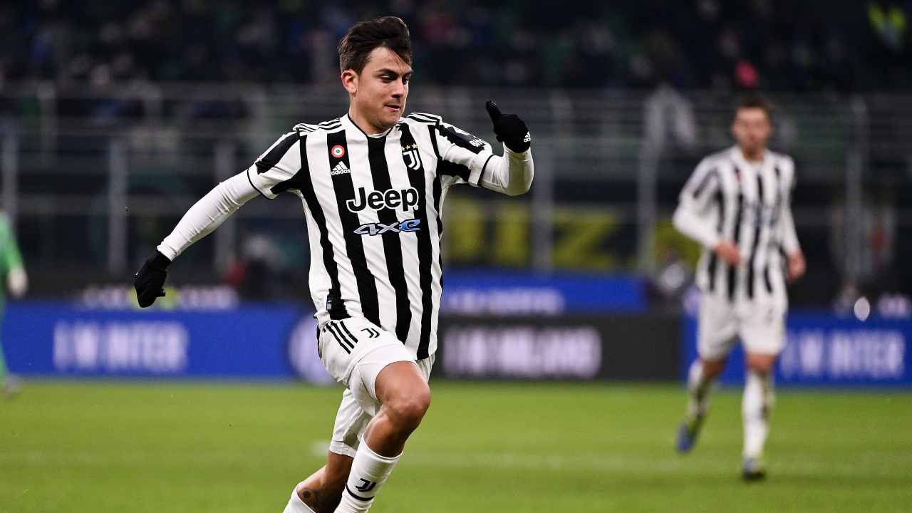 Dybala corre per calciare il pallone Juventus