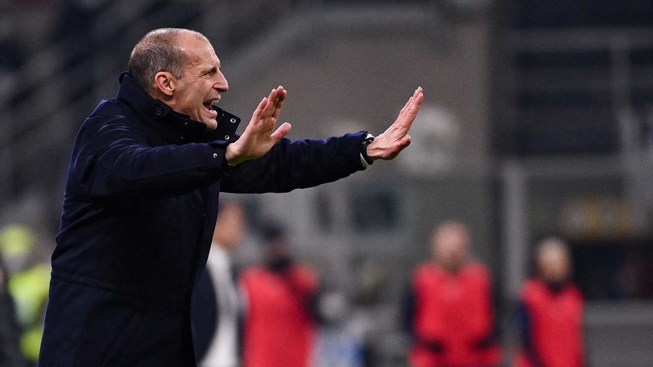 Allegri urla verso il campo e fa segno con le mani Juventus