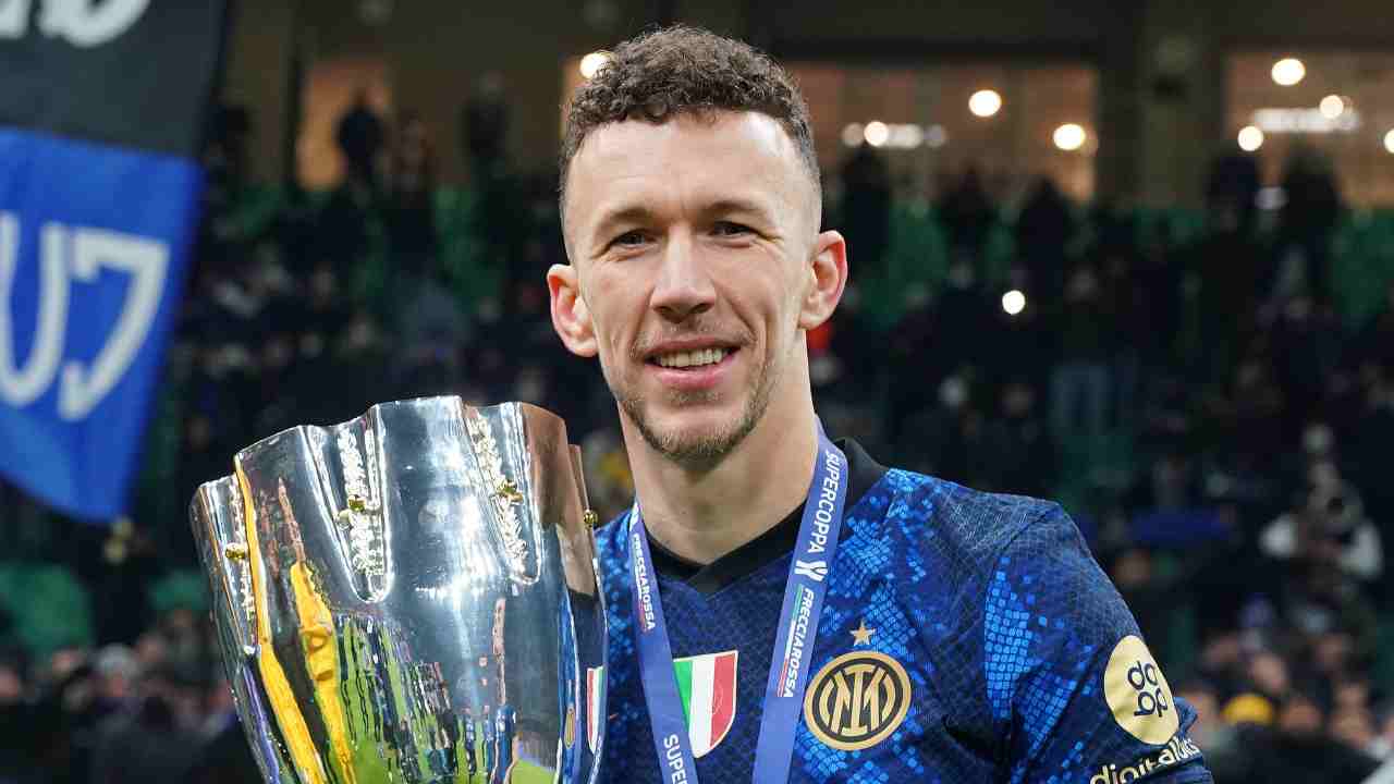 Perisic sorride ai fotografi con la Supercoppa Inter