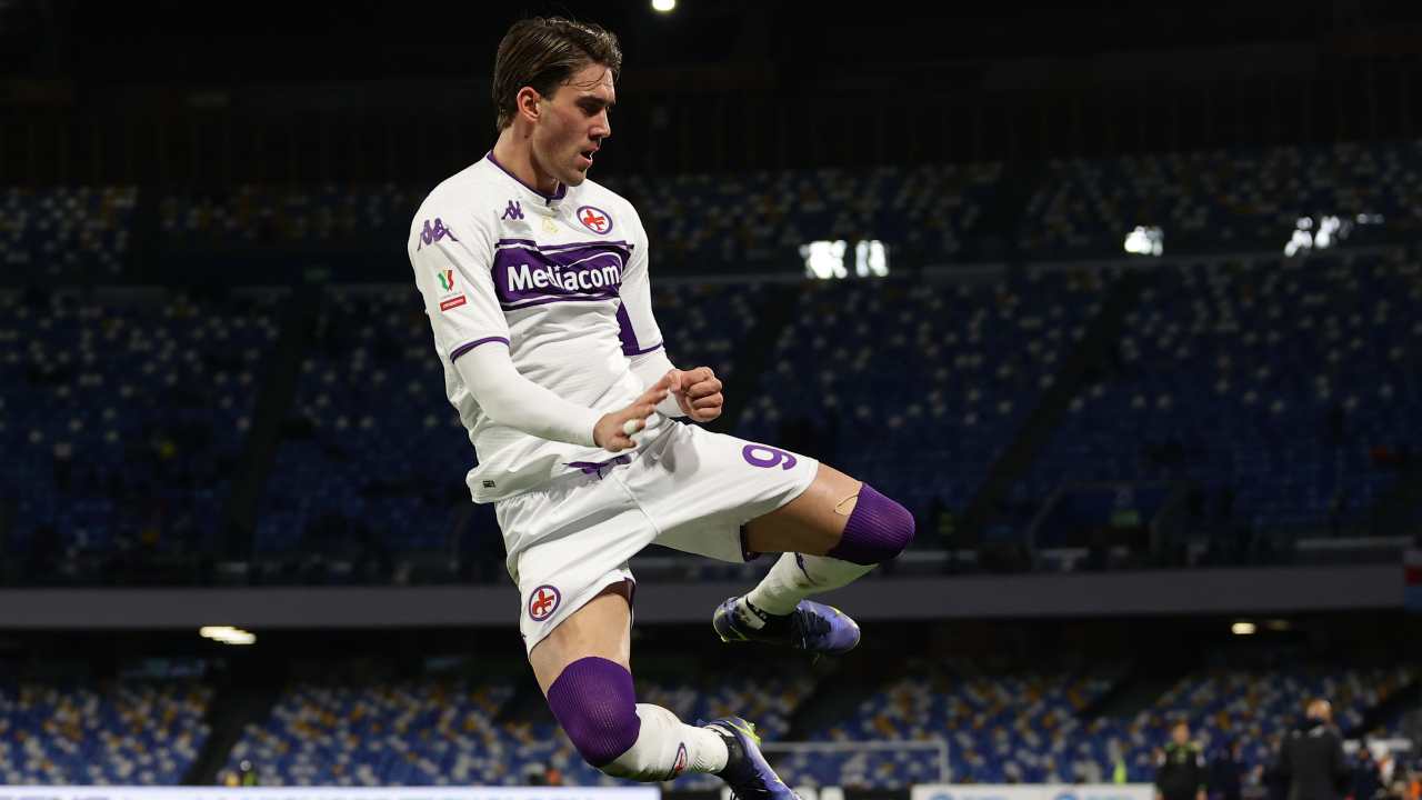 Vlahovic salta ed esulta dopo il gol Fiorentina