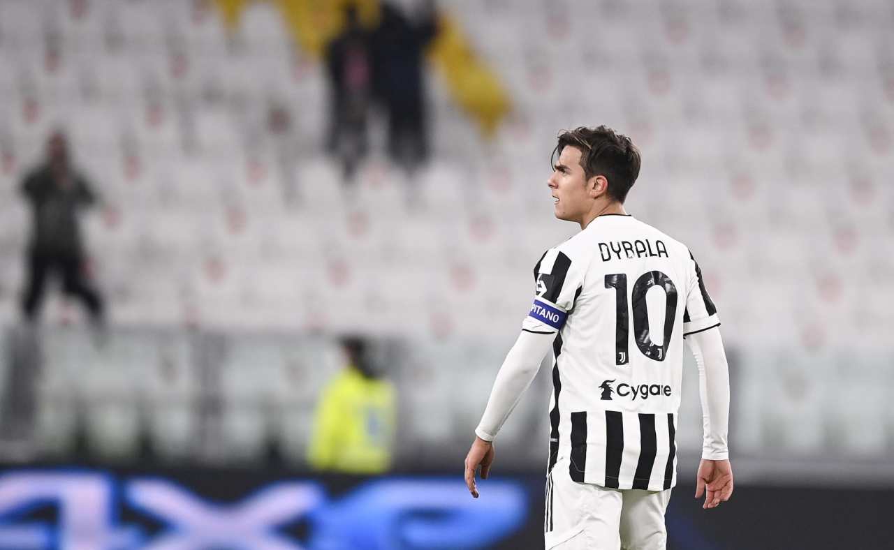 Dybala guarda la tribuna 