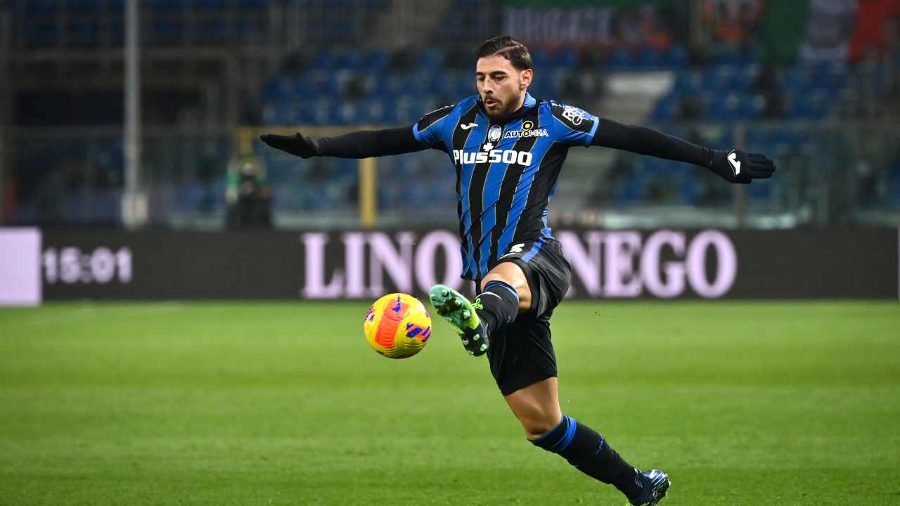 Pezzella corre e allunga la gamba verso il pallone Atalanta