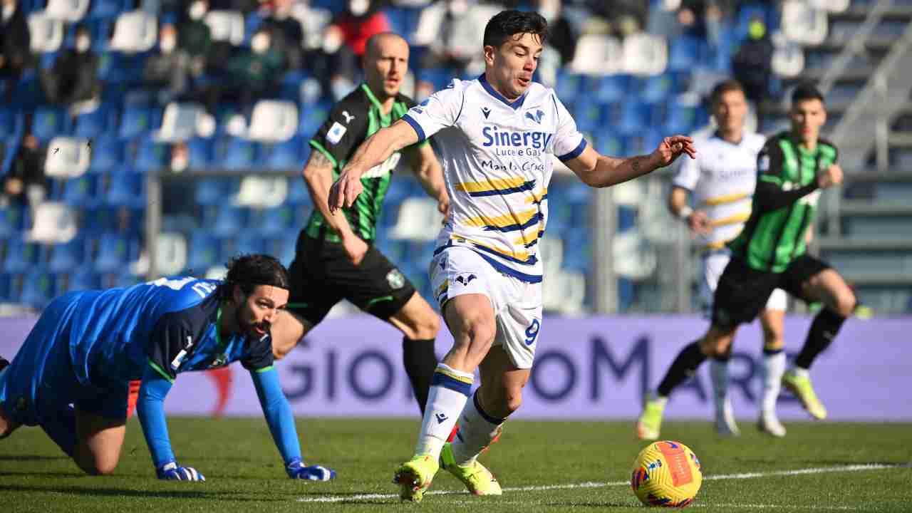 Simeone corre verso il pallone Verona 