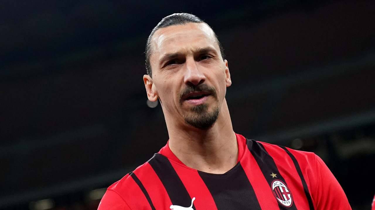 Ibrahimovic guarda davanti a sé concentrato Milan