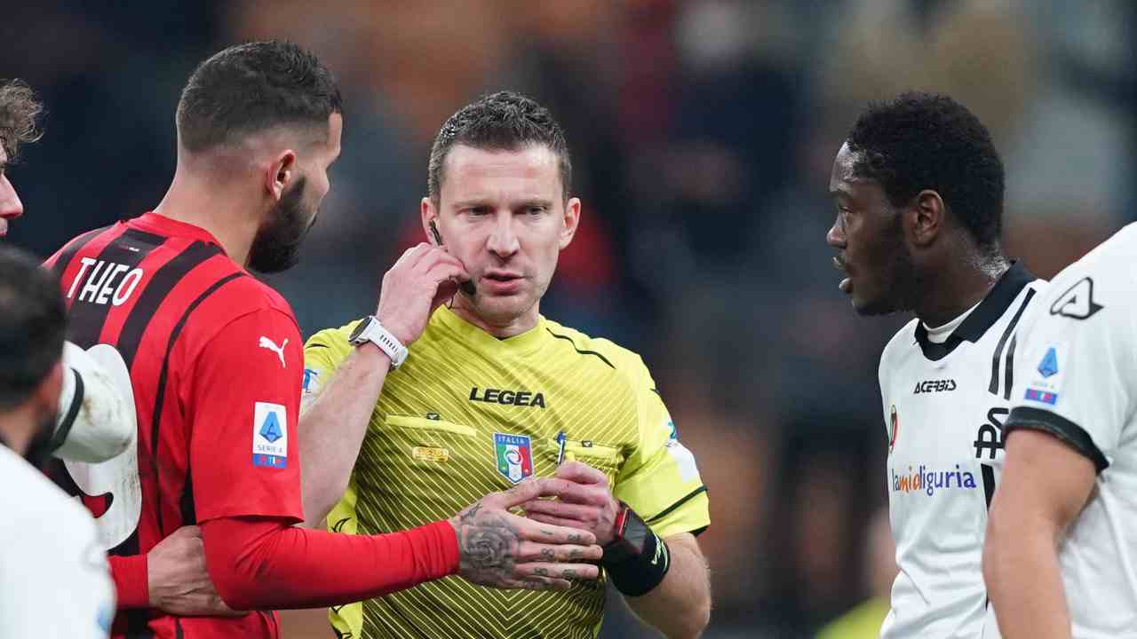 Giocatori di Milan e Spezia vicino all'arbitro Serra