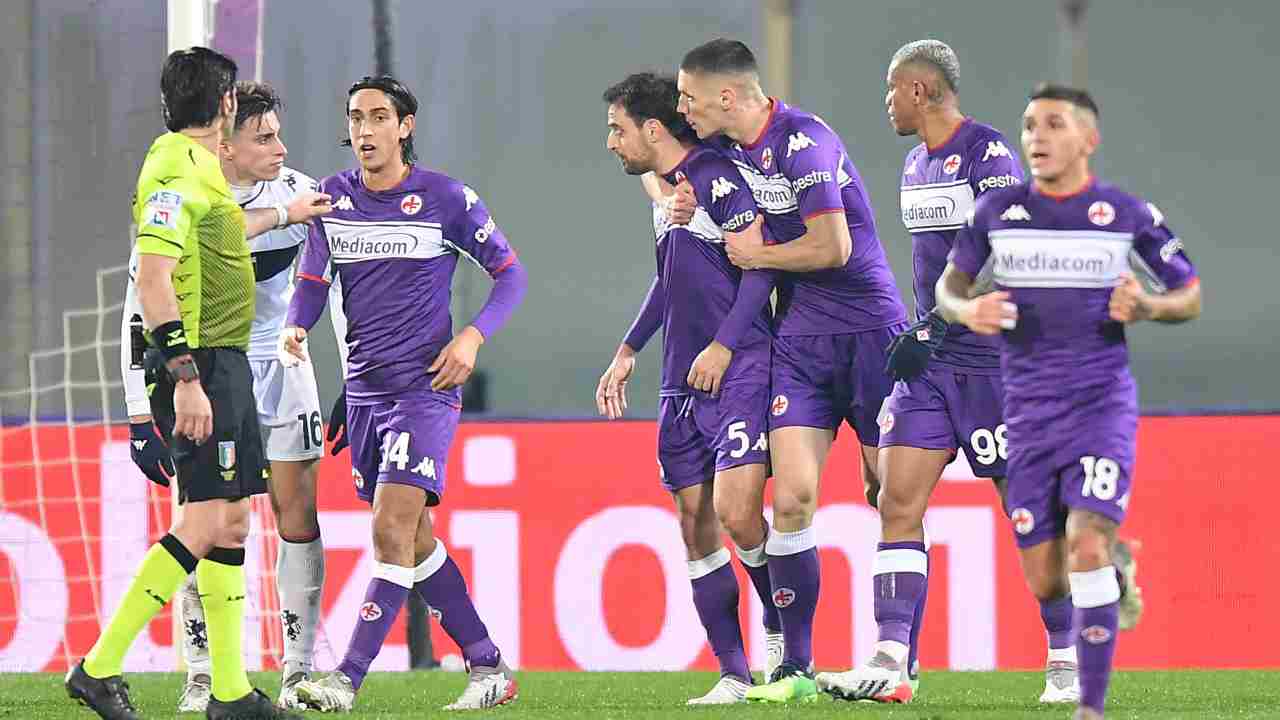 Giocatori Fiorentina esultano dopo il gol