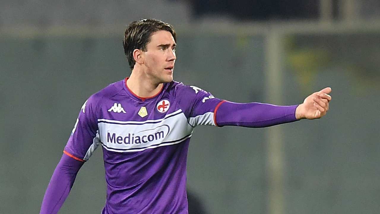 Vlahovic fa segno di lato con la mano Fiorentina