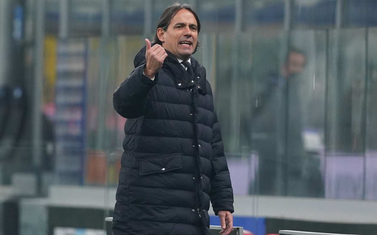 Simone Inzaghi dà indicazioni 