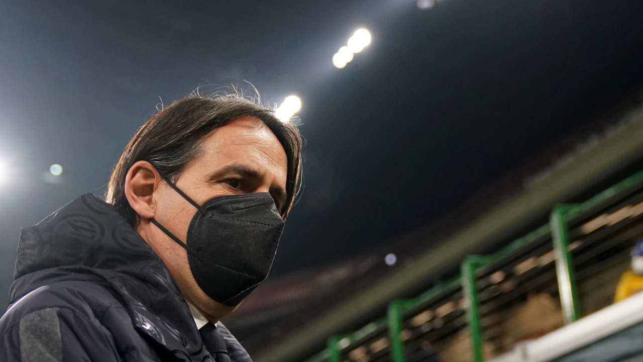Inzaghi con la mascherina guarda in basso preoccupato Inter