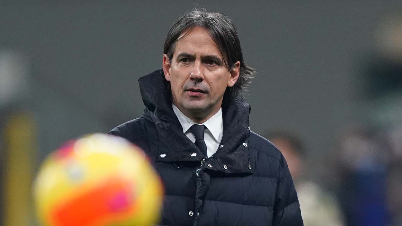 Pallone ufficiale Serie A davanti a Inzaghi che guarda preoccupato Inter