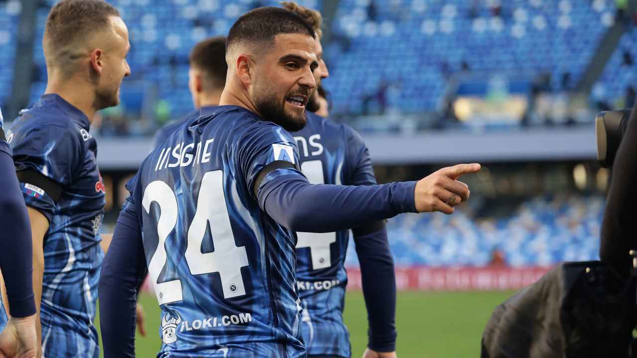 Lorenzo Insigne guarda la telecamera