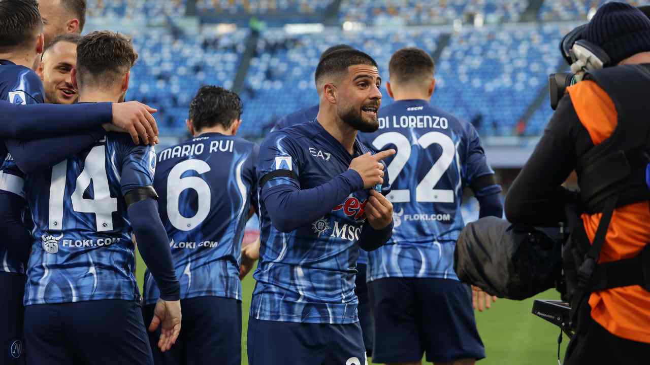 Lorenzo Insigne guarda la telecamera