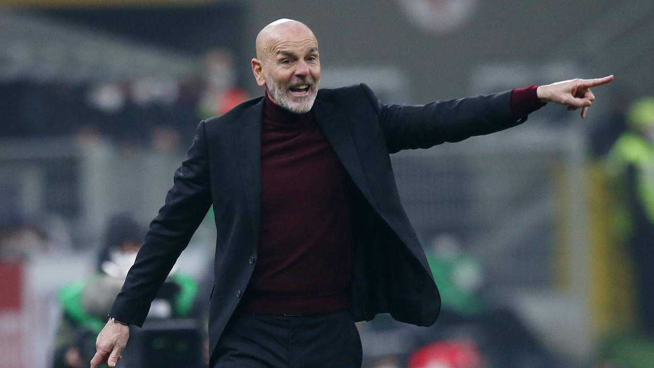 Pioli urla e indica di lato con la mano Milan 