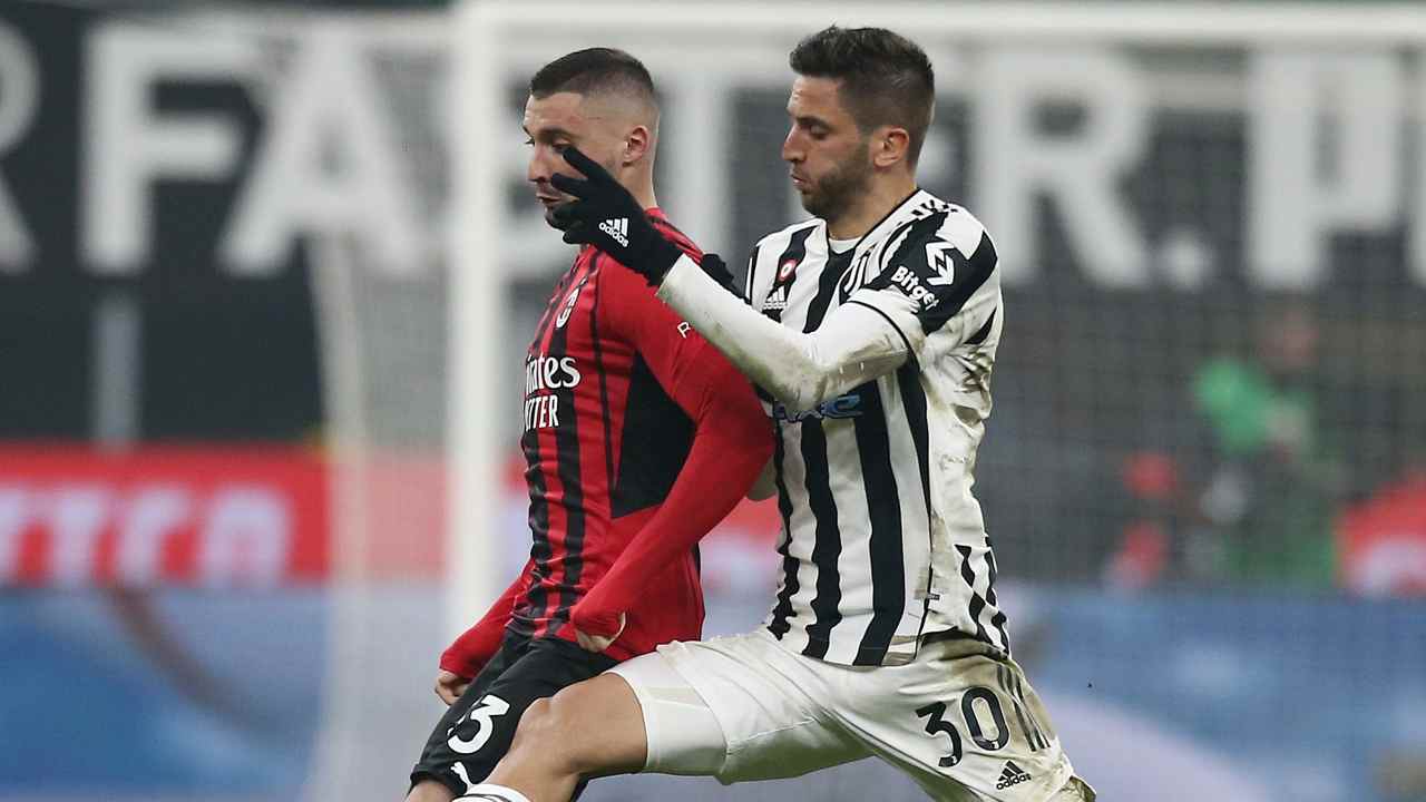 Bentancur e Krunic corrono verso il pallone Milan-Juve