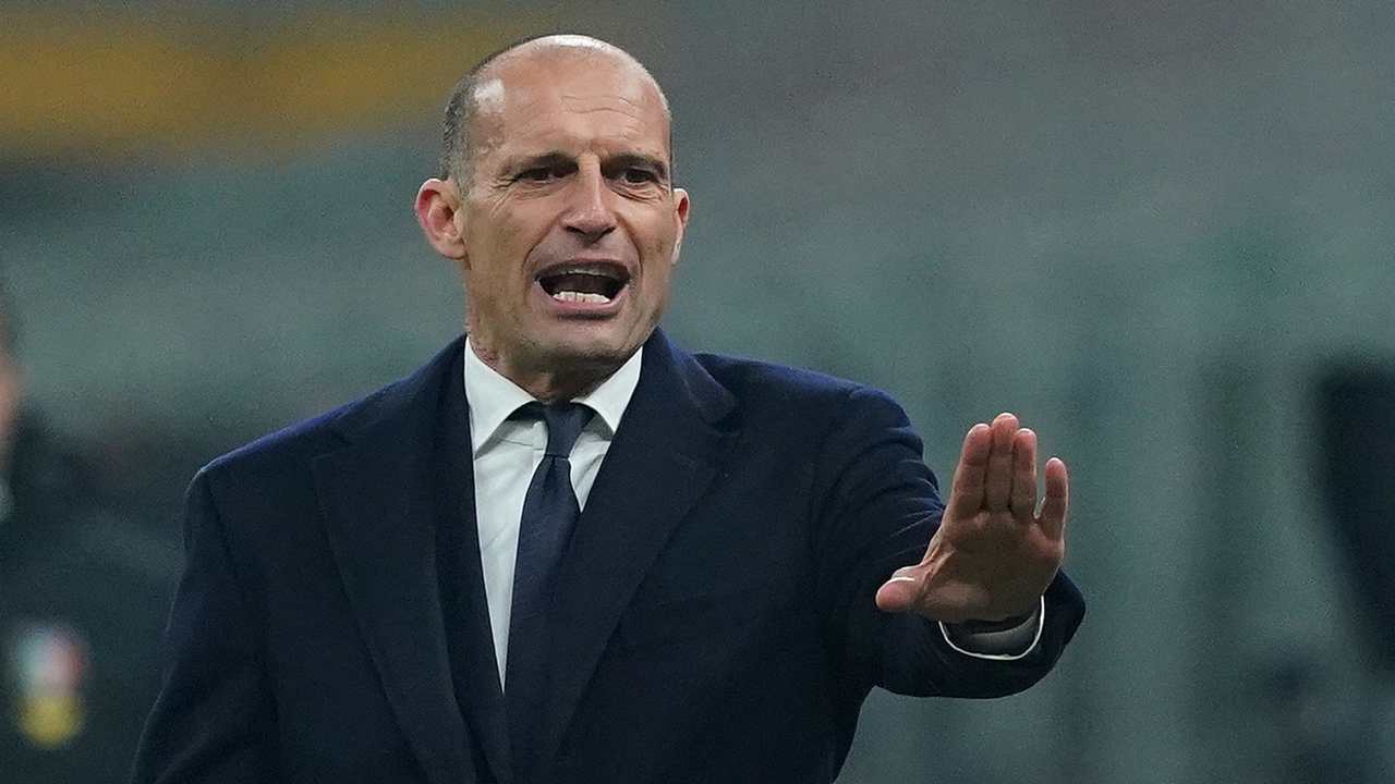 Allegri parla e fa segno con la mano Juventus