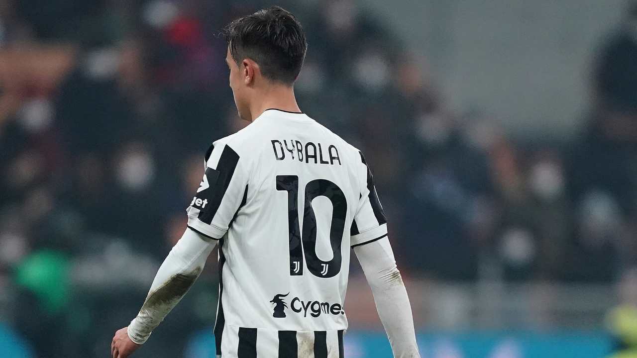 Dybala cammina di spalle Juventus