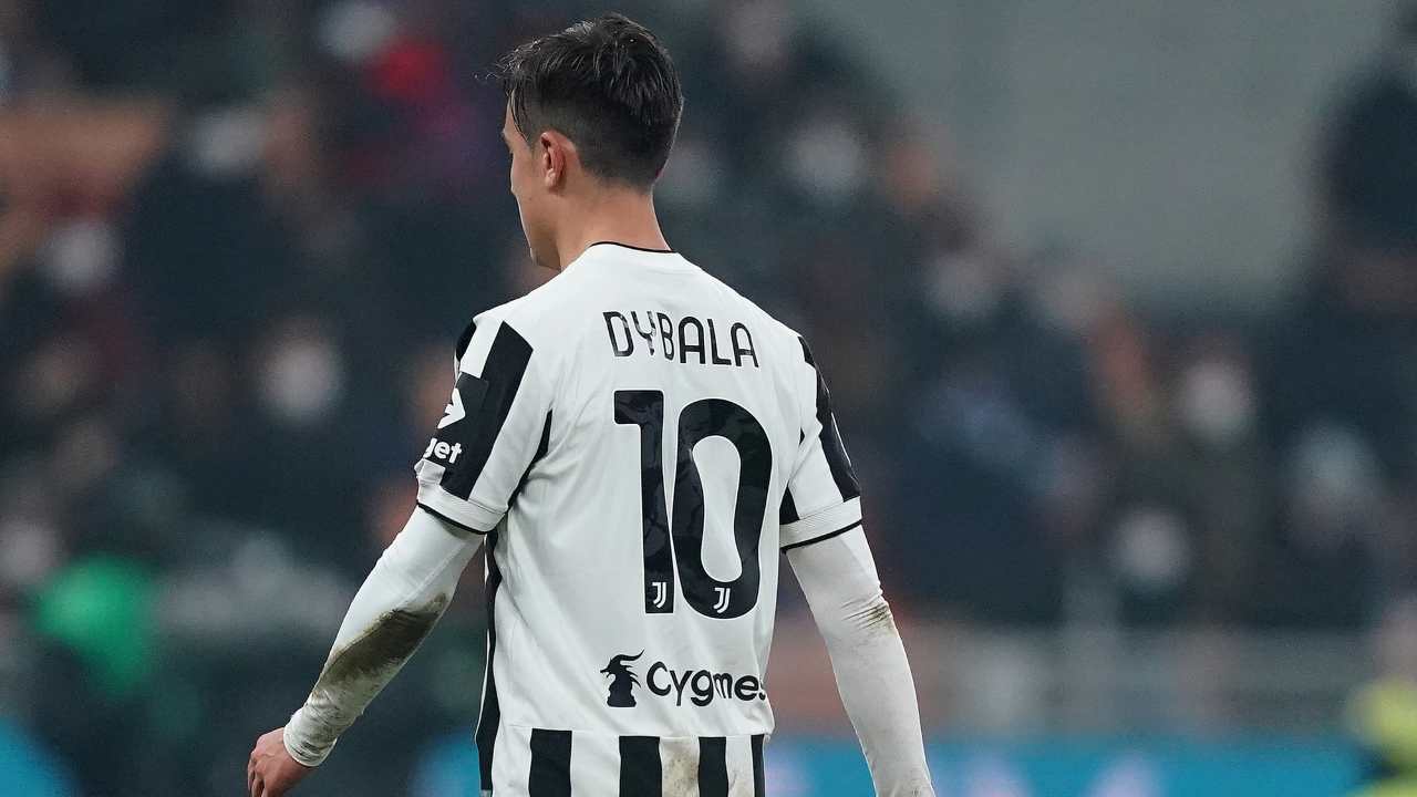 Dybala cammina di spalle Juventus