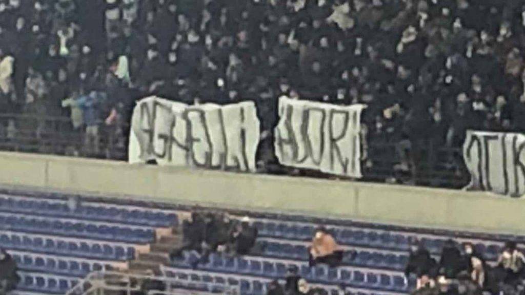 Lo striscione contro Agnelli