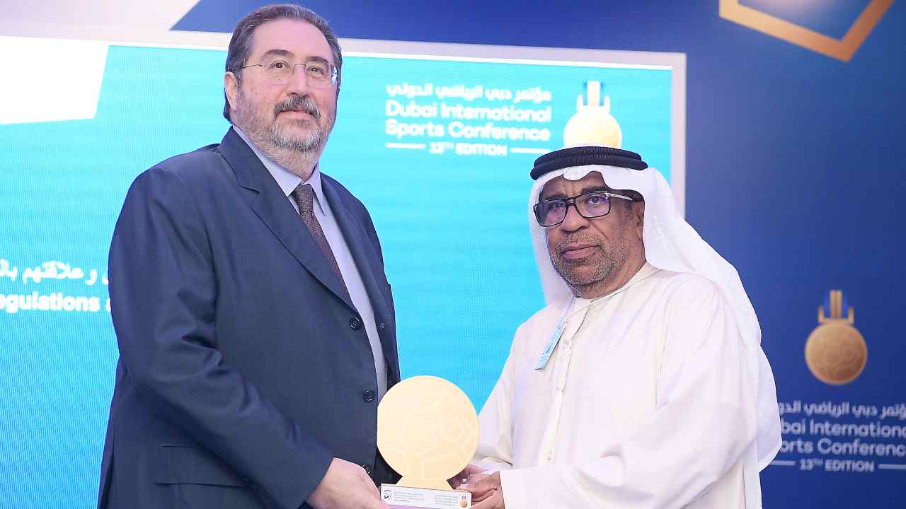 Branchini premiato durante la Dubai International Sports Conference