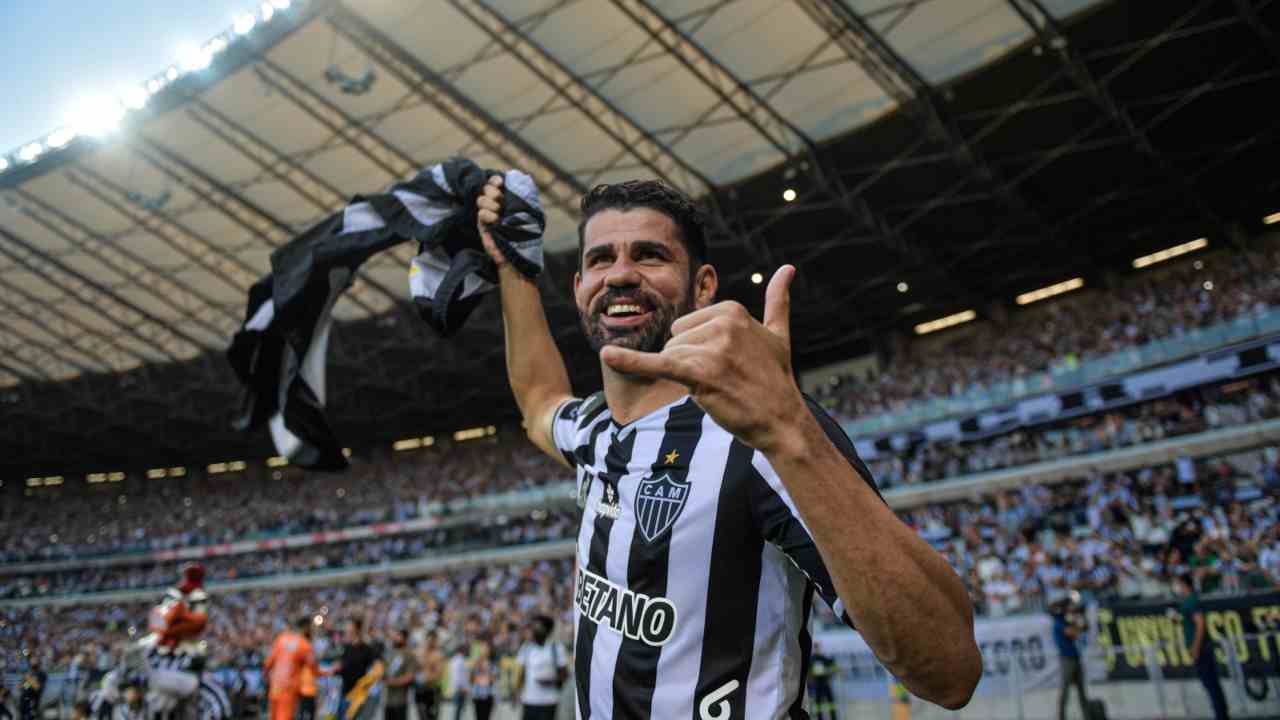 Diego Costa festeggia il titolo con l'Atletico Mineiro