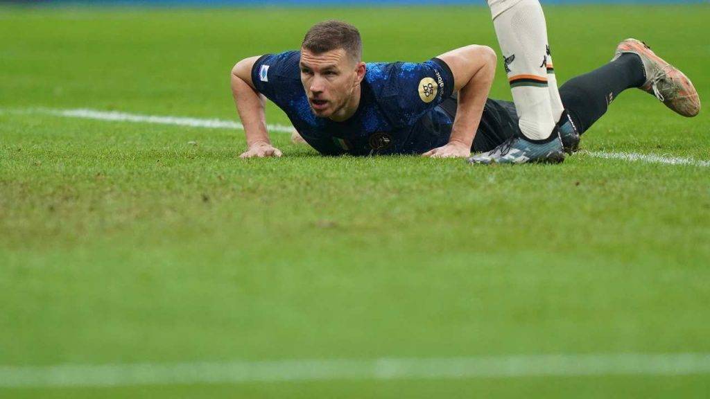 Dzeko sul terreno di gioco di San Siro