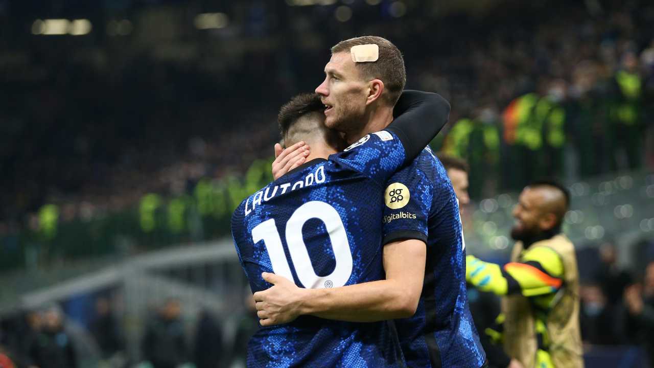 Dzeko e Lautaro Martinez si abbracciano