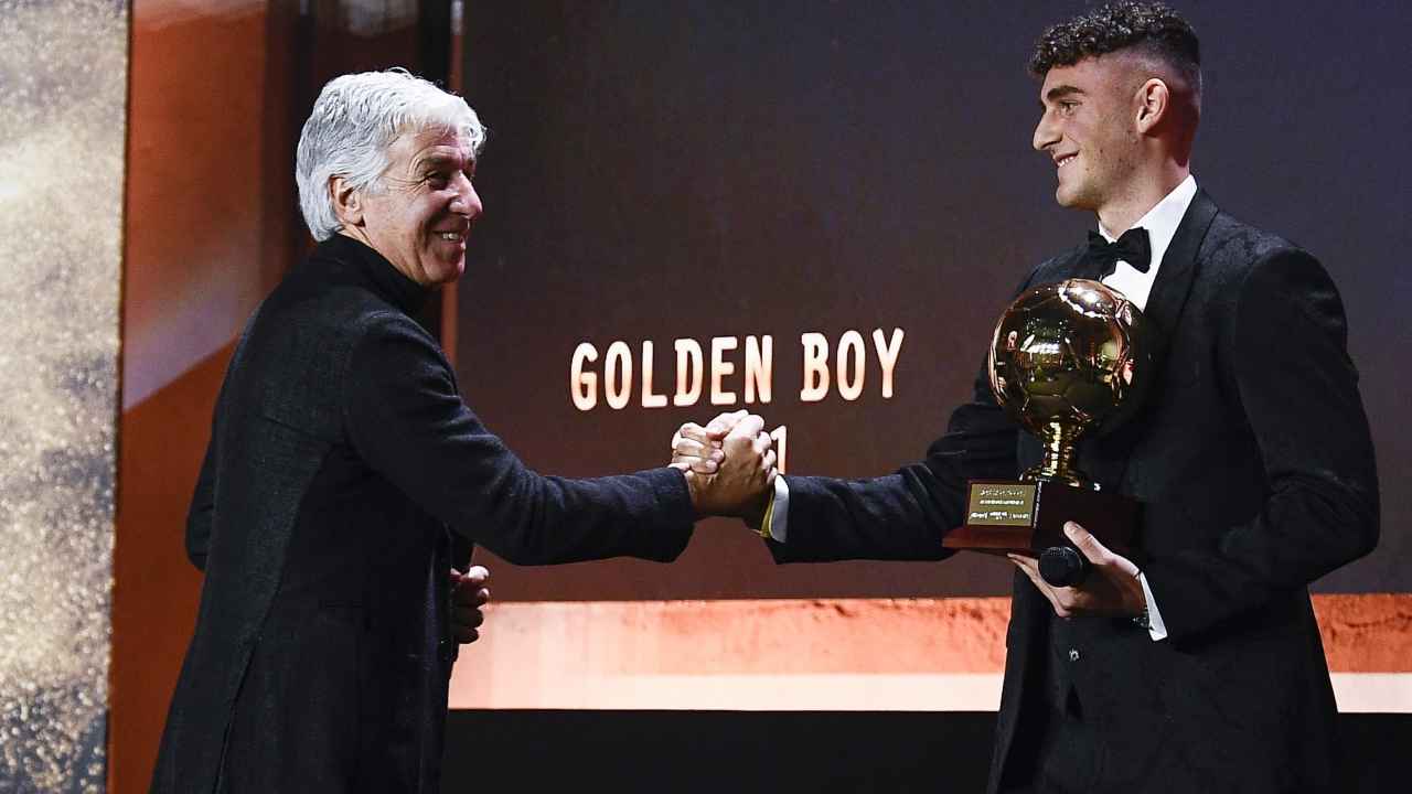 Gasperini si congratula con Piccoli per il premio ricevuto