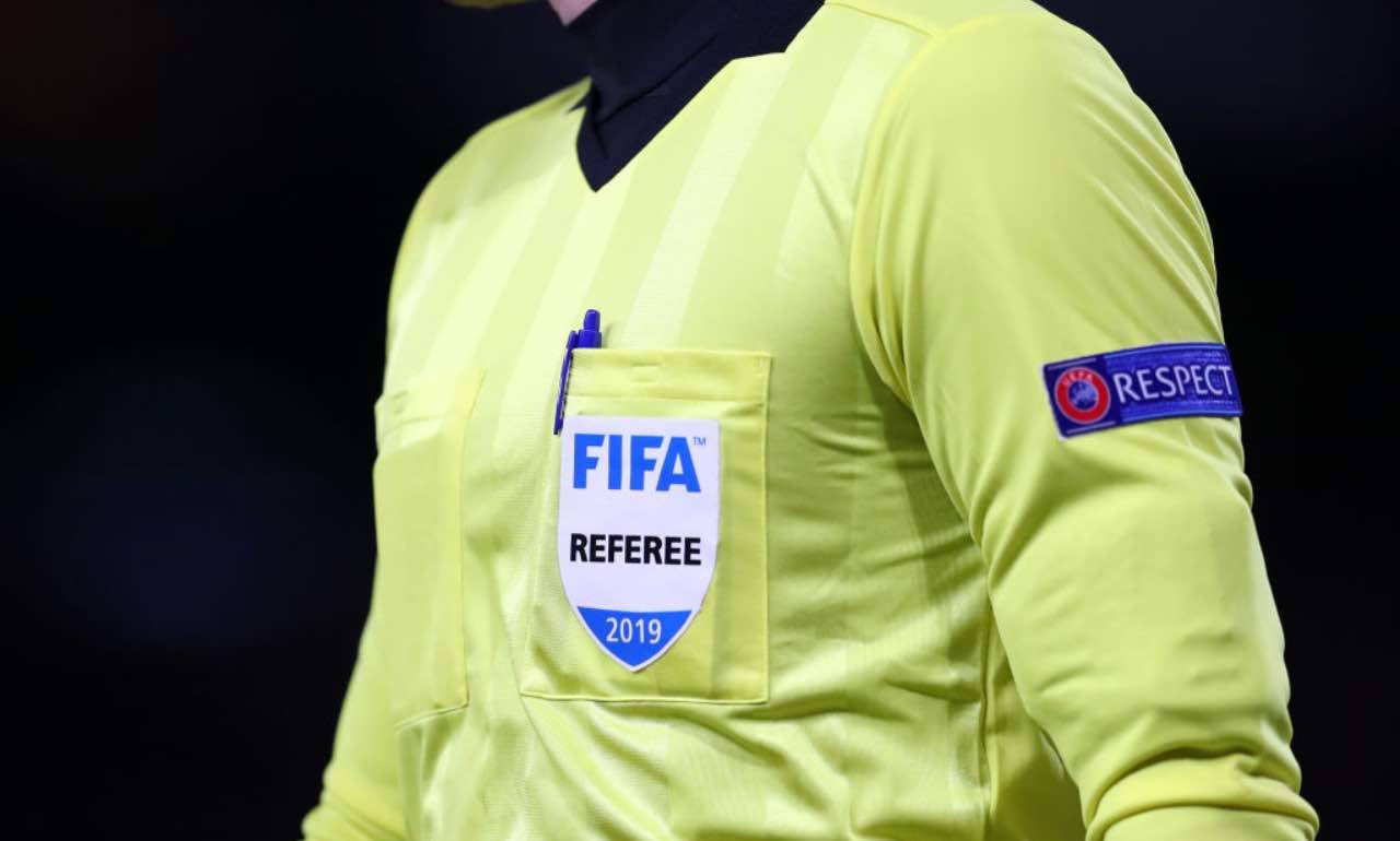 Il logo della FIFA sulla divisa degli arbitri 