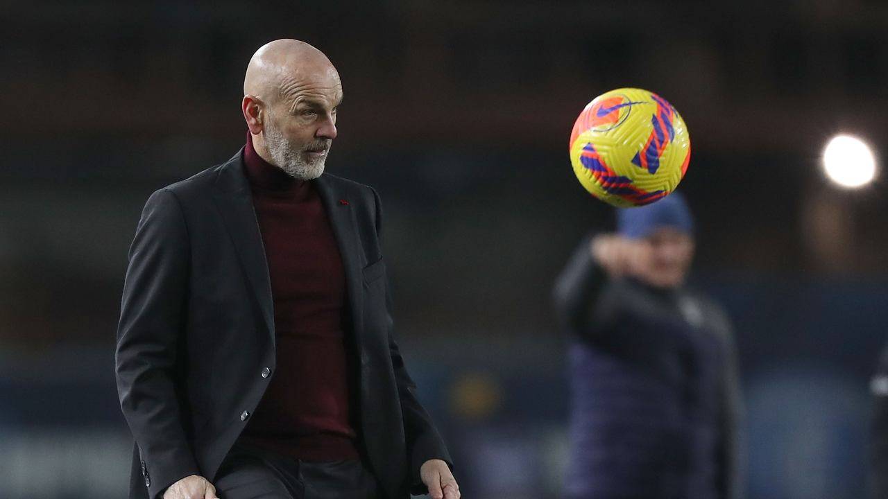 Stefano Pioli guarda il pallone Milan