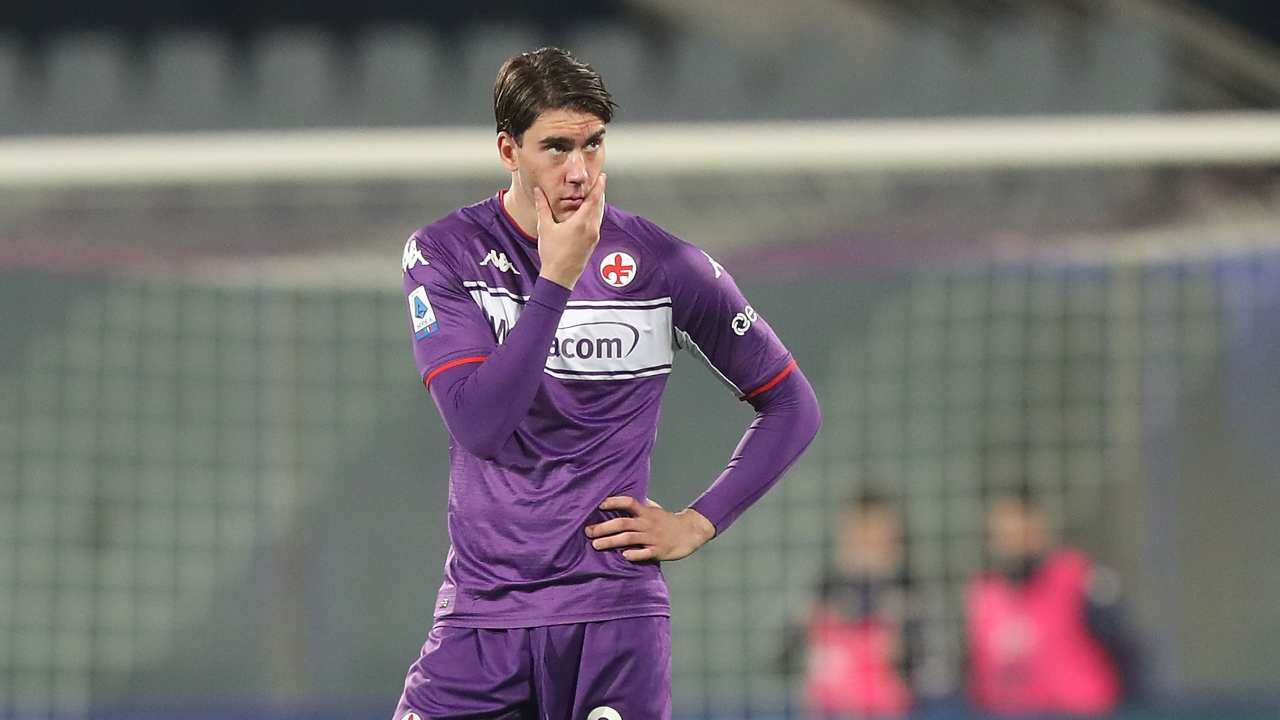 Vlahovic pensieroso si porta la mano sul viso Fiorentina