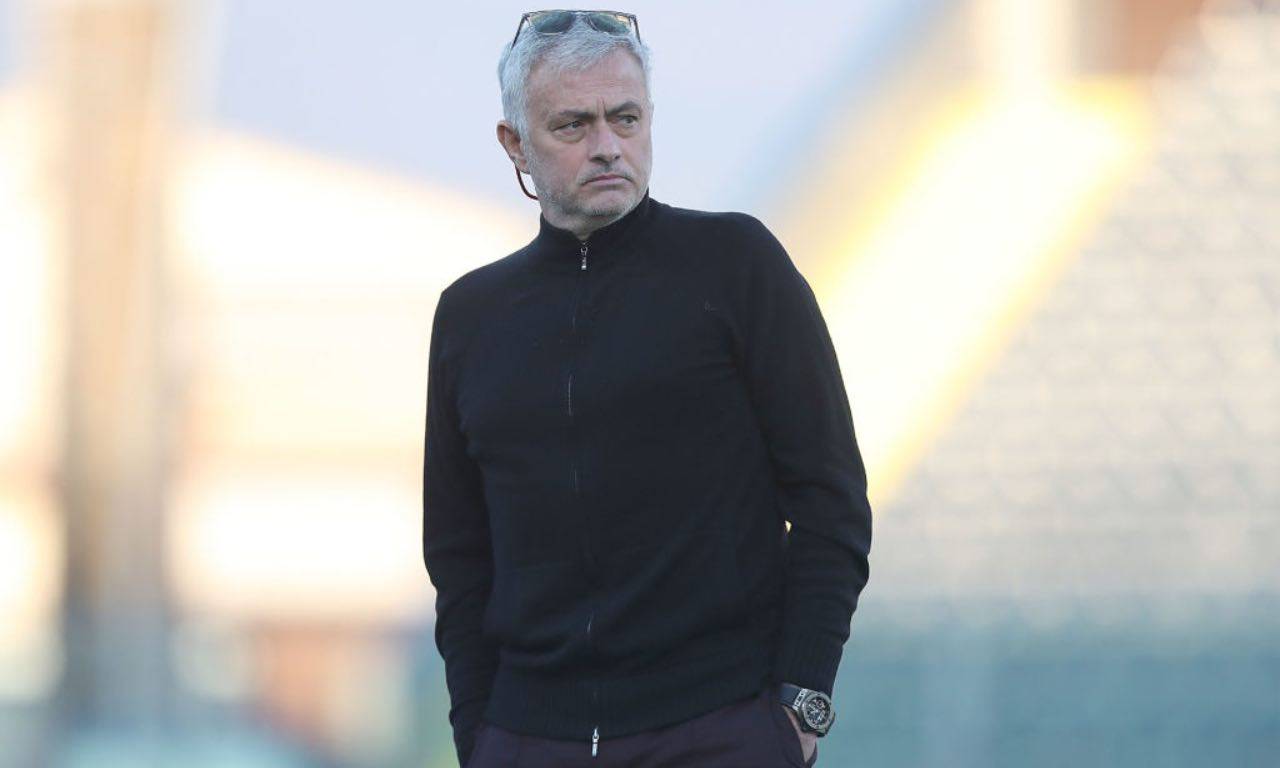 Mourinho pensieroso 